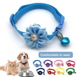 Fein verarbeitetes Katzenhalsband mit eingelegten Strasssteinen, hübsches Hundehalsband mit Blumenmuster und Glöckchen